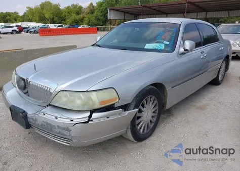 2004 Lincoln Town Car Ultimate from USA, damaged, VIN 1LNHM83WX4Y609749